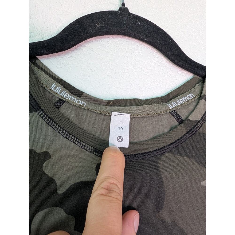 Lululemon Women's Green Camo Longsleeve Shirt 10 Activewear Thumbholes Athletic - Picture 2 of 4